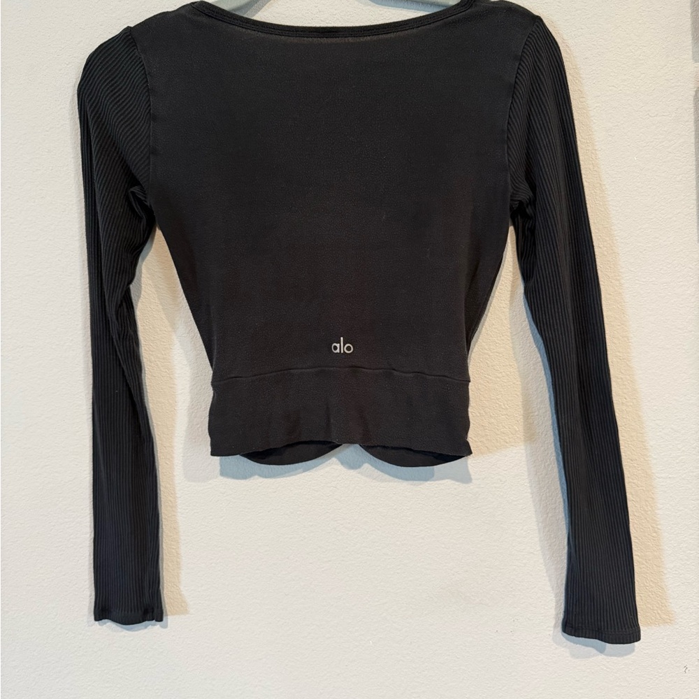 ALO Yoga Twist Front Cover Long Sleeve Black Cropped Top - Picture 3 of 3